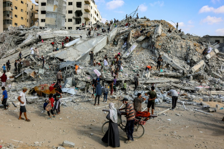 Des Palestiniens fouillent les décombres sur le site de l’effondrement d'une tour d'habitations détruite par un bombardement israélien, dans la ville de Gaza, le 6 septembre 2025 ( AFP / Omar AL-QATTAA )