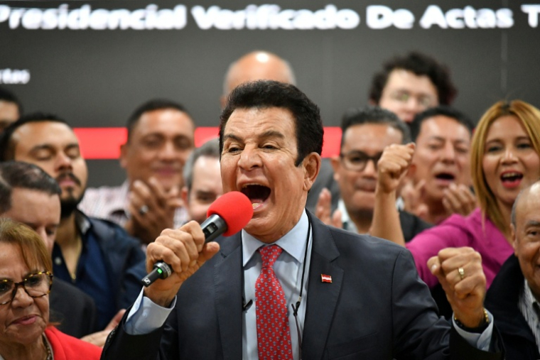 Salvador Nasralla (C), candidat à la présidence du Honduras pour le Parti libéral (PL) lors d'une conférence de presse à Tegucigalpa le 2 décembre 2025 ( AFP / Orlando SIERRA )