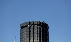 Photo d'archives du logo de Caixabank est visible au siège de la société à Barcelone