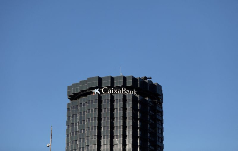 Photo d'archives du logo de Caixabank est visible au siège de la société à Barcelone