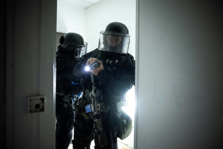 Des membres du RAID (Recherche, Assistance, Intervention, Dissuasion) participent à un exercice d'entraînement à la libération d'otages, au quartier général du RAID, à Bièvres, dans la banlieue sud de Paris, le 8 octobre 2025 ( AFP / JULIEN DE ROSA )