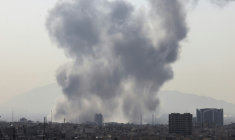 Un panache de fumée s'élève au-dessus d'un secteur de Téhéran alors que les Etats-Unis et Israël ont lancé des frappes sur l'Iran, le 28 février 2026 ( AFP / ATTA KENARE )