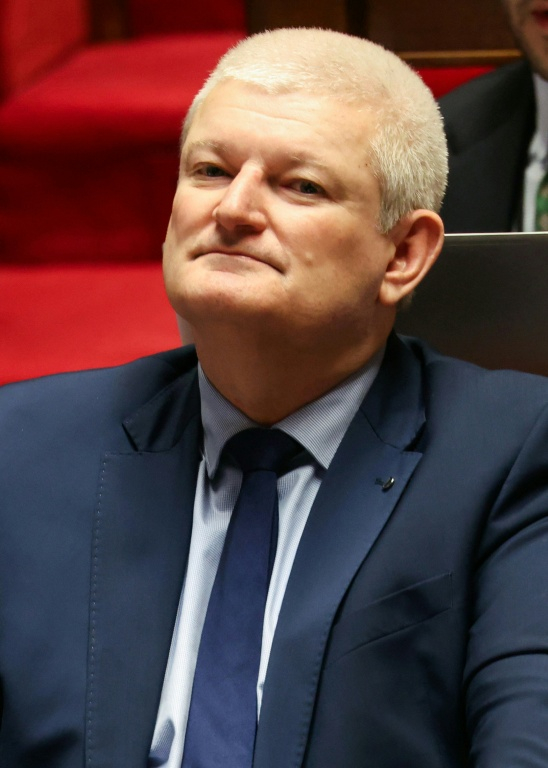Olivier Falorni, député du groupe Les Démocrates et rapporteur du projet de loi sur le droit à l'aide à mourir, observe le déroulement d'une séance à l'Assemblée nationale, à Paris, le 25 février 2026 ( AFP / Alain JOCARD )