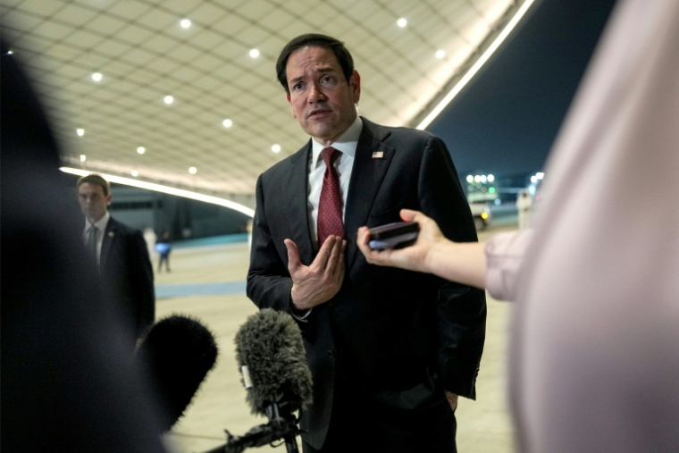 Le secrétaire d'Etat américain Marco Rubio répond aux questions des journalistes à son arrivée à l'aéroport d'Abou Dhabi, le 23 juin 2026 aux Emirats arabes unis ( POOL / Eric Lee )