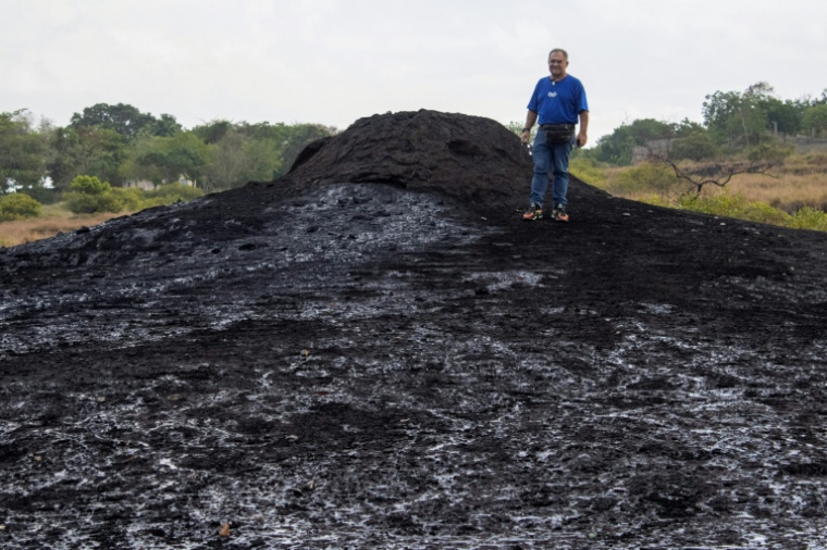 Héctor Valero Balestrini sur un monticule de résidus de pétrole à Mene Grande, dans l’État de Zulia, au Venezuela. ( AFP / Margioni BERMÚDEZ )
