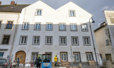 Travaux de transformation en commissariat de police de la maison natale d'Adolf Hitler en Autriche, le 17 février 2026 à Braunau-am-Inn, dans le nord de l'Autriche  ( AFP / Joe Klamar )