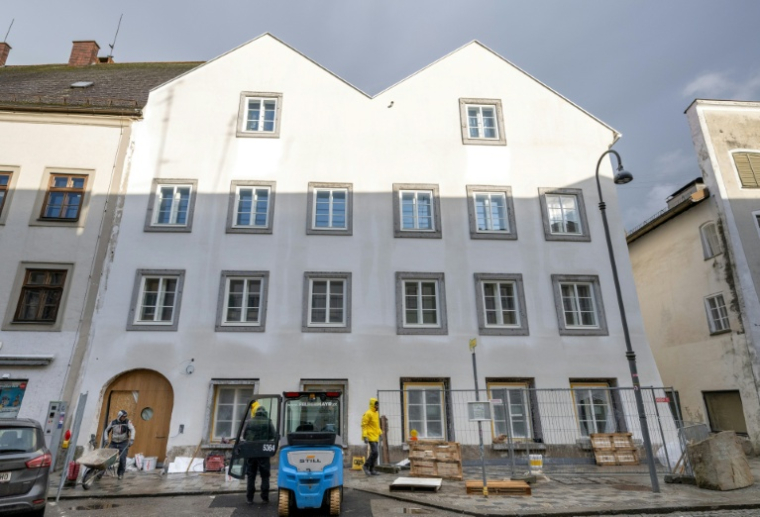 Travaux de transformation en commissariat de police de la maison natale d'Adolf Hitler en Autriche, le 17 février 2026 à Braunau-am-Inn, dans le nord de l'Autriche  ( AFP / Joe Klamar )