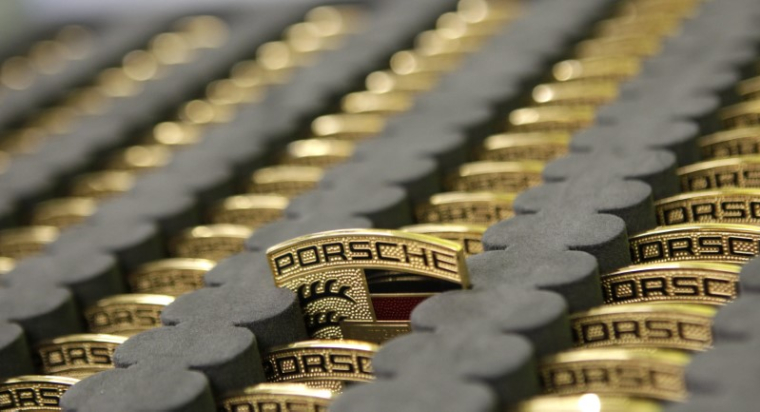PORSCHE INVESTIT DES CENTAINES DE MILLIONS D'EUROS DANS LES SERVICES