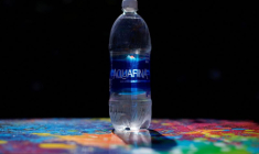 Une bouteille d'eau potable dans une photo d'illustration