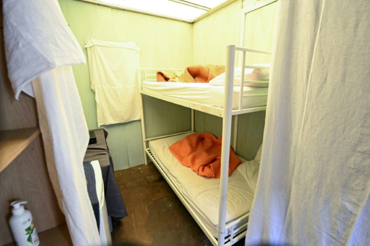 Une cellule de prison reconstituée dans un camion pour "sensibiliser" les jeunes à la vie en prison, le 11 juin 2025 à Drancy, en Seine-Saint-Denis ( AFP / Hugo MATHY )