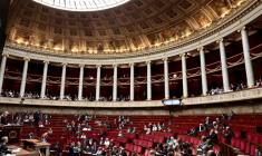 Saisie du projet de loi de "simplification", l'Assemblée nationale a approuvé mercredi coup sur coup un recul du principe de "zéro artificialisation nette", et surtout la suppression des zones à faibles émissions ( AFP / Thibaud MORITZ )