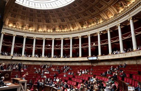 Saisie du projet de loi de "simplification", l'Assemblée nationale a approuvé mercredi coup sur coup un recul du principe de "zéro artificialisation nette", et surtout la suppression des zones à faibles émissions ( AFP / Thibaud MORITZ )