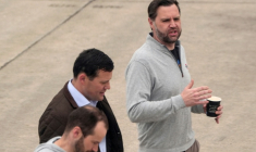 Le vice-président américain JD Vance sur le tarmac de la base aérienne de Ramstein en Allemagne le 12 avril 2026, lors d'une escale de son avion après l'échec des pourparlers avec l'Iran à Islamabad ( POOL / Jacquelyn Martin )