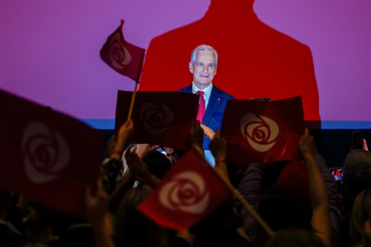 Le Premier ministre travailliste Jonas Gahr Støre s'exprime sur scène lors de la veillée nocturne d'attente du résultat des législatives, à la Maison du peuple à Oslo, le 8 septembre 2025 ( NTB / Ole Berg-Rusten )