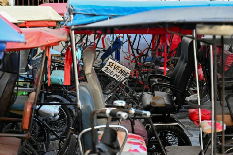 Un taxi-bicyclette est proposé à la vente dans un parking à La Havane, Cuba, le 13 février 2026 ( AFP / YAMIL LAGE )