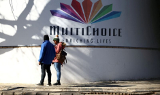 Un couple sous le logo de MultiChoice au siège de la société à Randburg