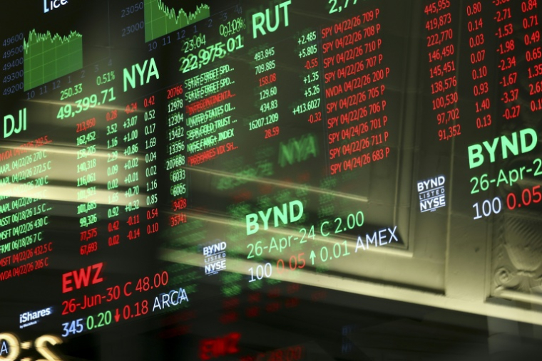 Un tableau des valeurs cotées à la Bourse de New York le 22 avril 2026 ( AFP / ANGELA WEISS )