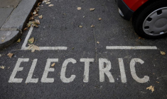 Une aire de stationnement réservée à la recharge des voitures électriques à Londres