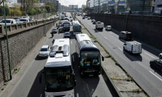 Opération escargot des chauffeurs de car et chauffeurs routiers sur le périphérique parisien le 30 mars 2026 ( AFP / STEPHANE DE SAKUTIN )