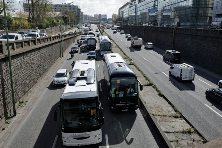 Opération escargot des chauffeurs de car et chauffeurs routiers sur le périphérique parisien le 30 mars 2026 ( AFP / STEPHANE DE SAKUTIN )