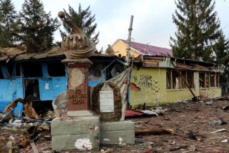 Capture d'écran d'une diffusion vidéo du ministère de la Défense russe réalisée le 15 mars 2025 montrant des écritures sur la façade d'un bâtiment: "Pour le Donbass et la Crimée", à Soudja, dans la région russe de Koursk ( Russian Defence Ministry / Handout )