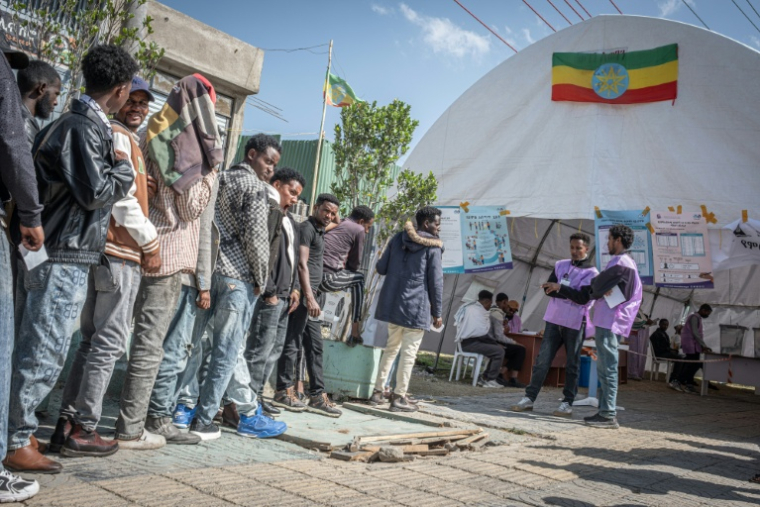 Des électeurs font la queue pour voter lors des élections législatives à Addis-Abeba, le 1er juin 2026 en Ethiopie ( AFP / Marco Simoncelli )
