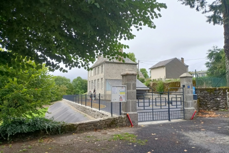Vue générale de l'école de Moussages, dans le Cantal, le 4 septembre 2025 ( AFP / Céline CASTELLA )