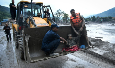 Les secouristes évacuent une personne ayant survécu à la crue soudaine à Devghat, dans le district de Nuwakot au Népal, le 26 août 2026 ( AFP / PRAKASH MATHEMA )
