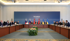 Des membres des délégations ukrainienne (d), russe (g) et turque (c) le 2 juin 2025 à Istanbul ( AFP / Adem ALTAN )