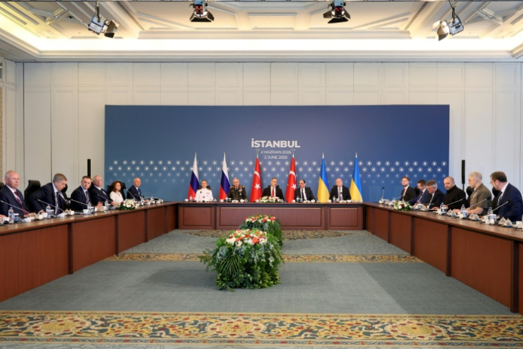 Des membres des délégations ukrainienne (d), russe (g) et turque (c) le 2 juin 2025 à Istanbul ( AFP / Adem ALTAN )