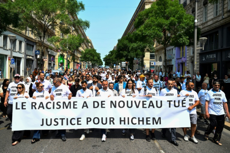 Une marche blanche en hommage au Tunisien Hichem Miraoui, le 8 juin 2025 à Marseille ( AFP / Christophe SIMON )