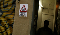 Une affichette "Danger ! Airbnb nuit gravement au quartier" collée sur la façade d'un immeuble à Barcelone, le 2 novembre 2018  ( AFP / PAU BARRENA )