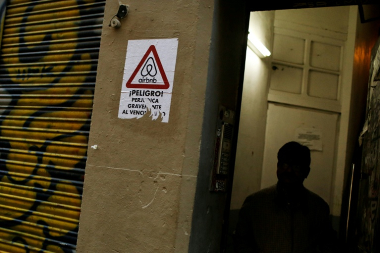 Une affichette "Danger ! Airbnb nuit gravement au quartier" collée sur la façade d'un immeuble à Barcelone, le 2 novembre 2018  ( AFP / PAU BARRENA )