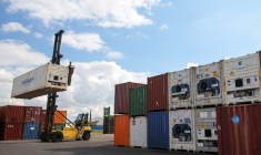 Des conteneurs sont empilés dans le port de Hambourg