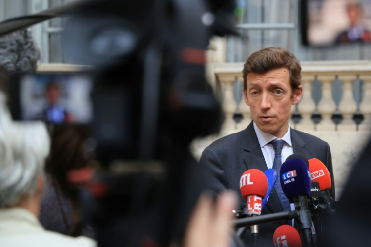 Le ministre français de l'Education nationale Edouard Geffray parlant à la presse à Paris, le 2 octobre 2026 ( AFP / Ludovic MARIN )