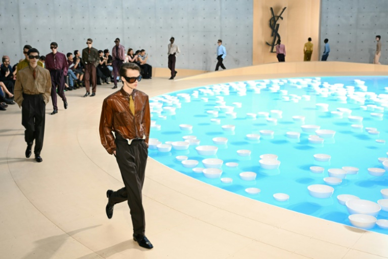 Le défilé printemps-été 2026 Saint Laurent à la Bourse de Commerce de Paris, le 24 juin 2025 ( AFP / Bertrand GUAY )