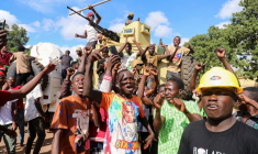 Des partisans du nouveau leader autoproclamé du Burkina Faso, Ibrahim Traoré, manifestent à Ouagadougou.