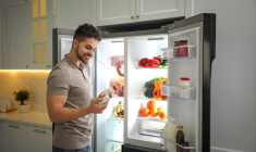 (Crédits photo : Adobe Stock - Homme vérifiant les dates de péremption sur ses produits frais)