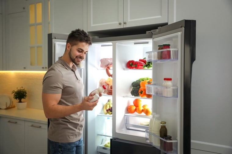 (Crédits photo : Adobe Stock - Homme vérifiant les dates de péremption sur ses produits frais)