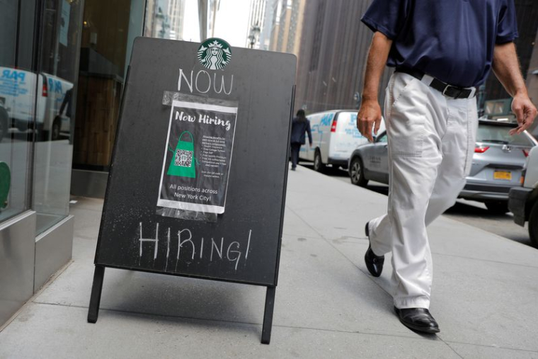 Un panneau annonçant des offres d'emploi est visible à l'extérieur d'un Starbucks à Manhattan, New York City, New York