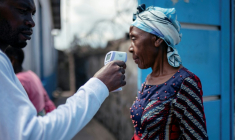 Un soignant vérifie la température d’une femme à l’aide d’un thermomètre infrarouge sans contact, avant de l’autoriser à accéder à l’hôpital de Goma, en République démocratique du Congo, le 17 mai 2026 ( AFP / Jospin Mwisha )