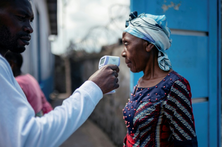 Un soignant vérifie la température d’une femme à l’aide d’un thermomètre infrarouge sans contact, avant de l’autoriser à accéder à l’hôpital de Goma, en République démocratique du Congo, le 17 mai 2026 ( AFP / Jospin Mwisha )