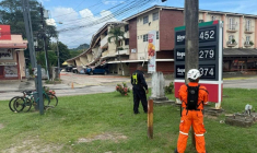 Un policier panaméen et un secouriste montent la garde à côté d'un immeuble effondré après un séisme, à Penonomé, au Panama, le 9 octobre 2026 ( AFP / Daniel DE CARTERET )