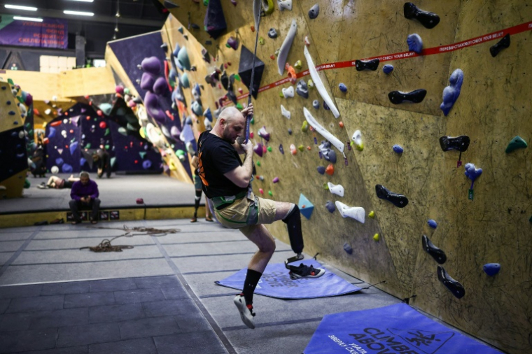 L'ex-combattant ukrainien Oleg Khmylevskyiï, portant une prothèse de jambe, s'entraîne dans une salle d'escalade à Kiev, le 26 février 2026 ( AFP / HENRY NICHOLLS )
