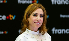 Léa Salamé pose le 8 juillet 2025 à Paris ( AFP / DIMITAR DILKOFF )