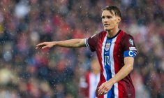 Un photographe expulsé de force par la sécurité lors du mariage de Martin Ødegaard