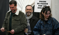 Le maire divers droite de  Béziers Robert Ménard, vote pour le 1er tour des municipales dans sa ville, le 15 mars 2026 ( AFP / Gabriel BOUYS )