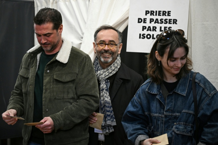 Le maire divers droite de  Béziers Robert Ménard, vote pour le 1er tour des municipales dans sa ville, le 15 mars 2026 ( AFP / Gabriel BOUYS )