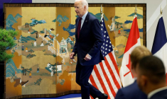 Le président américain Joe Biden arrive pour une conférence de presse à la suite du sommet du G7 à Hiroshima, au Japon