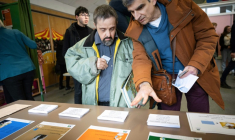 Un éducateur explique les règles pour voter lors d'un faux scrutin organisé pour des personnes en situation de handicap intellectuel, le 17 février 2026 à  Saint-Dié-des-Vosges ( AFP / SEBASTIEN BOZON )